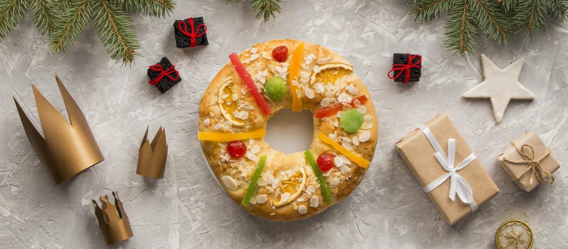 homemade-epiphany-dessert-crowns-and-gifts